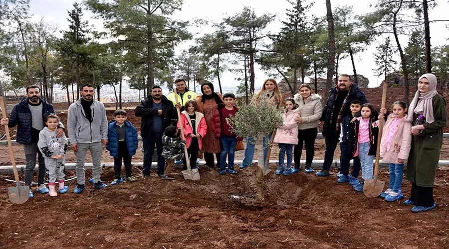 Öğretmen, öğrenci ve veliler ağaç dikti