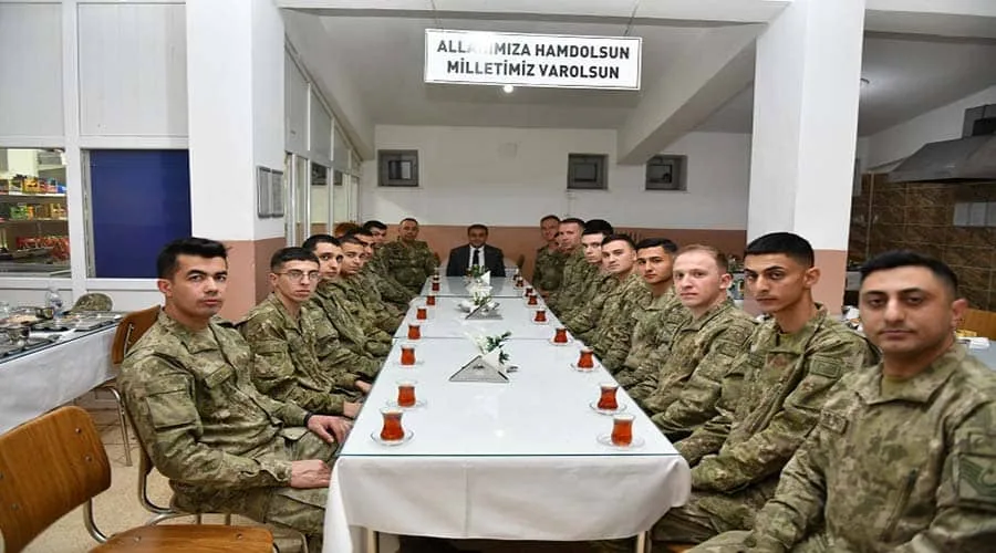 Vali Şıldak sınırda askerlerle iftar yaptı