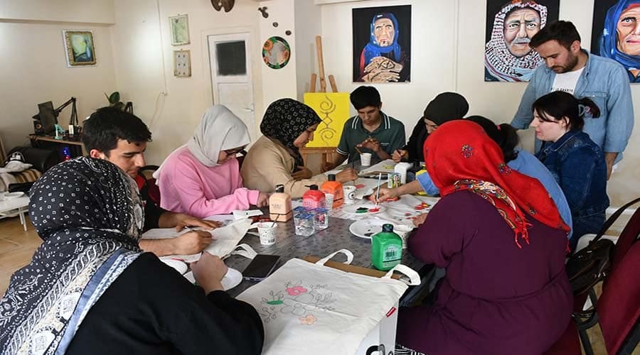 Otizmli öğrenciler resim atölyesinde yeteneklerini sergiledi