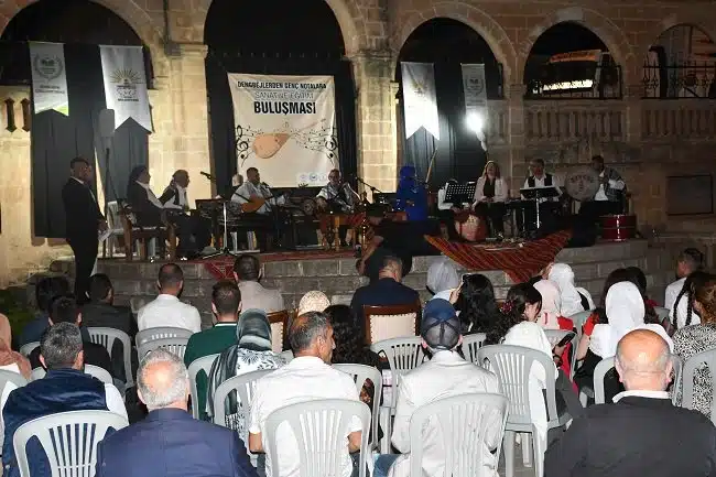 Siverek’te dengbejlerle gençler, aynı sahneyi paylaştı