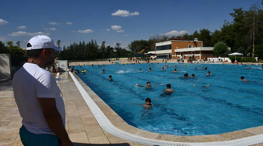 Siverek’te olimpik yüzme havuzu sezonu açtı