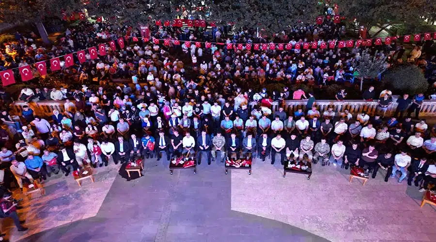 Başkan Bucak: “15 Temmuz karanlığı yaran bir milletin tanklara karşı imanla dirildiği gündür”