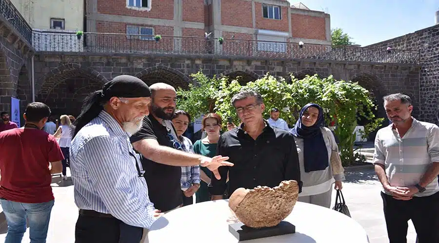 Suriyeli sanatçı “Marifet Asası” sergisinde savaşın derin izlerini paylaşıyor