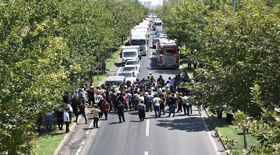 Çiftçiler elektrik kesintilerine tepki amacıyla yol kapattı