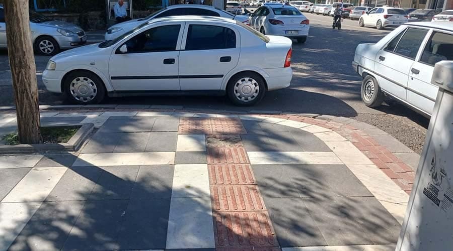 Bilinçsiz sürücüler engelli geçişlerini kapatıyor!