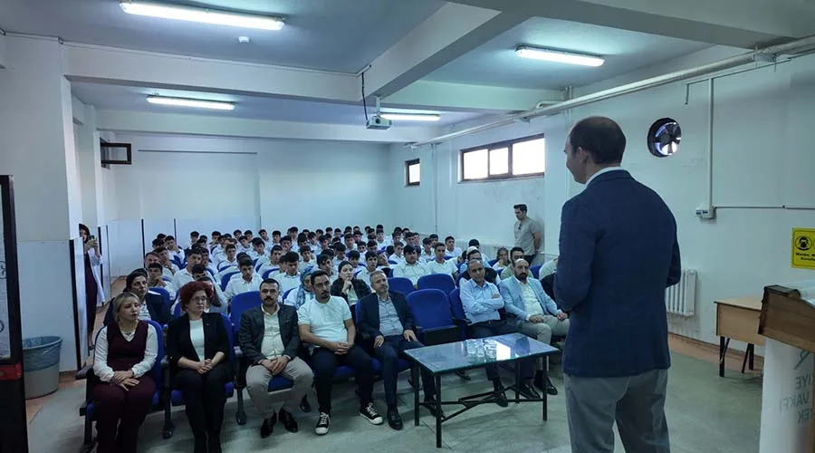 Kaymakam Sak, öğrencilerle TÜGVA programında bir araya geldi
