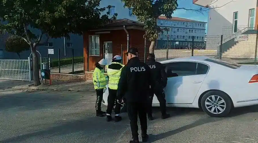 Polis ekiplerinde okul çevrelerinde şok denetimler