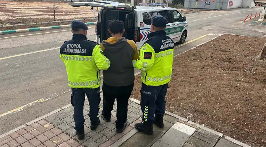 Otoyolda araçtan hırsızlık şüphelisi yakalandı