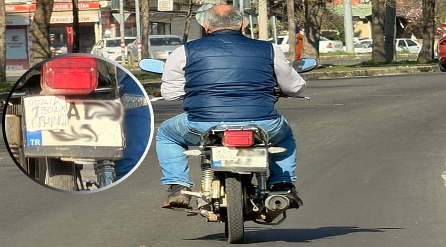 Plakasını kağıtla kapatan kasksız sürücü kameraya yansıdı