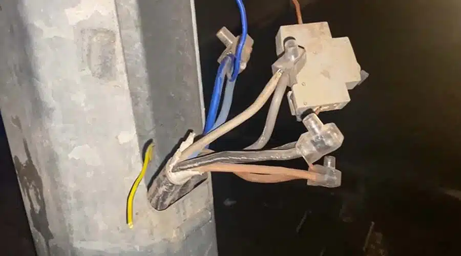 Viranşehir’de aydınlatma direklerinden evlere kaçak elektrik hattı çekildi