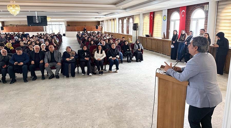 Akademisyenler Sırça Saraylarından, Konfor Alanlarından Çıkıp Toplumla Buluşmalı