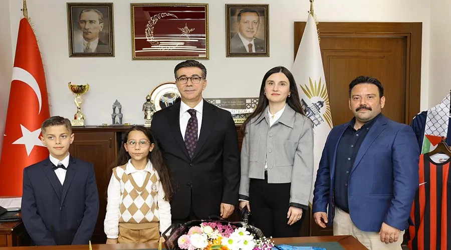 Başkan Bucak koltuğunu öğrencilere devretti