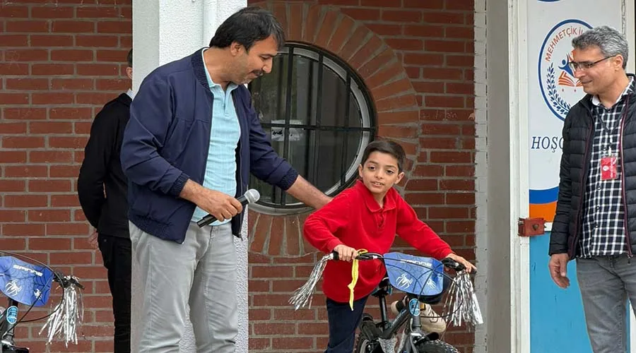 Çöpleri kaldıran öğrencilere bisiklet hediye edildi