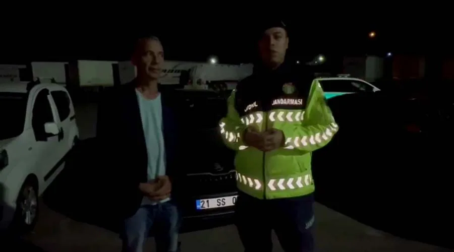 Otobanda uyuya kalan yorgun sürücüye jandarma refakat etti