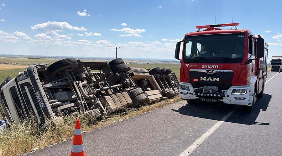 Siverek’te devrilen yağ yüklü tırın sürücüsü yaralandı