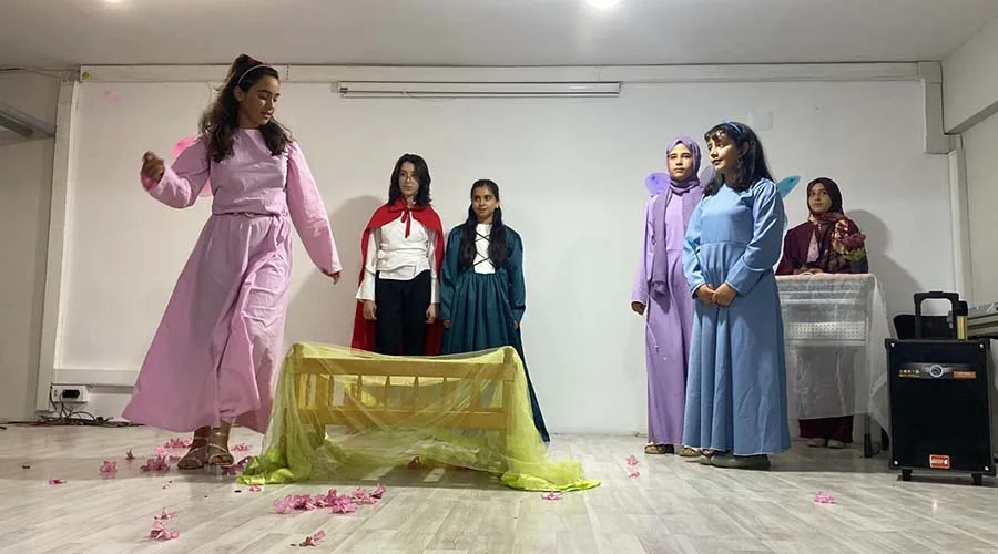 Siverek’te İngilizce yıl sonu gösterisi beğeni topladı