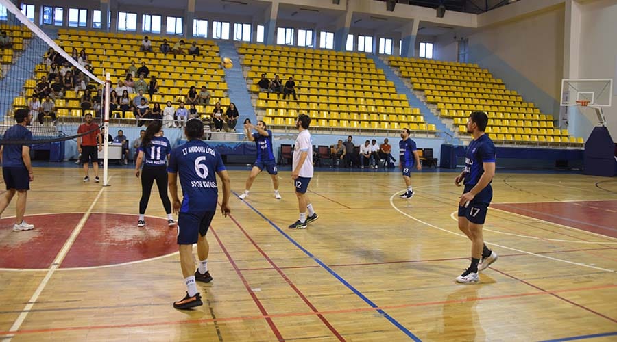 Siverek’te öğretmenler arası voleybol turnuvasında finalistler belli oldu